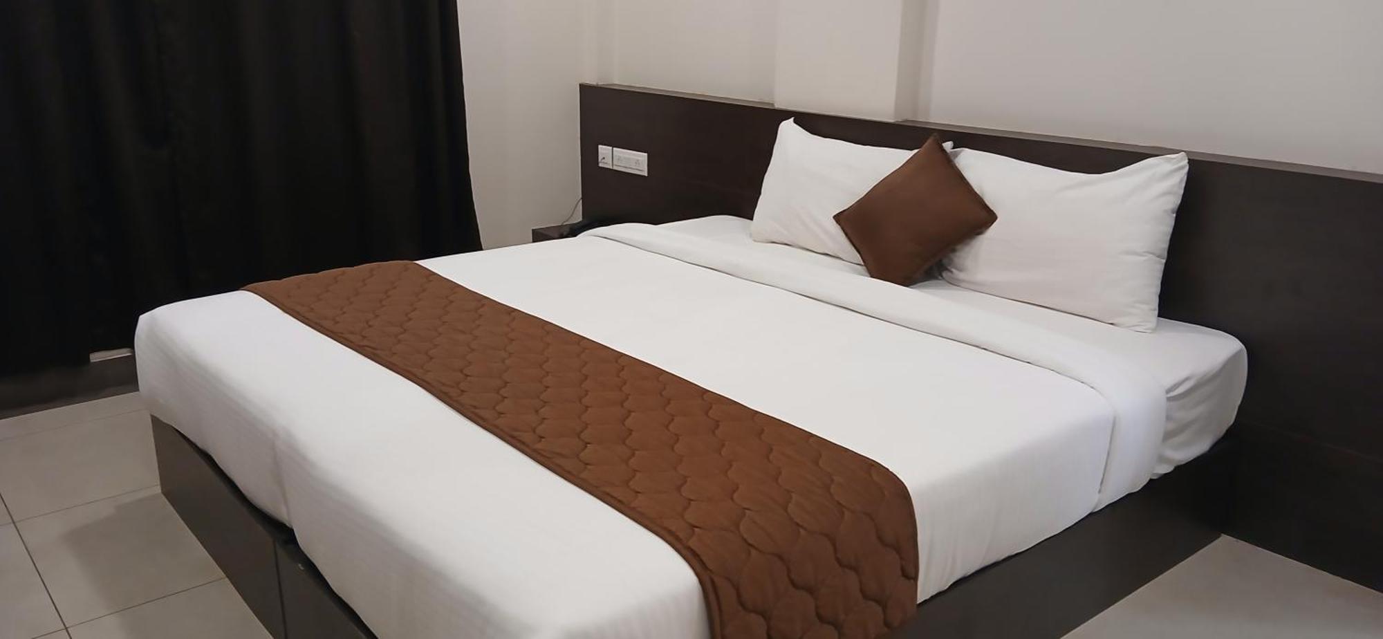 Hotel Pankaj Residency กูรูวาเยอร์ ภายนอก รูปภาพ