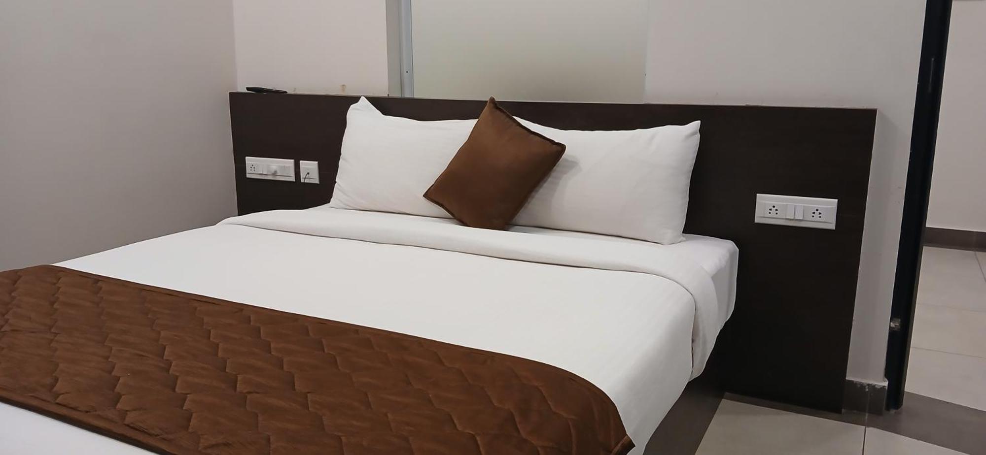 Hotel Pankaj Residency กูรูวาเยอร์ ภายนอก รูปภาพ