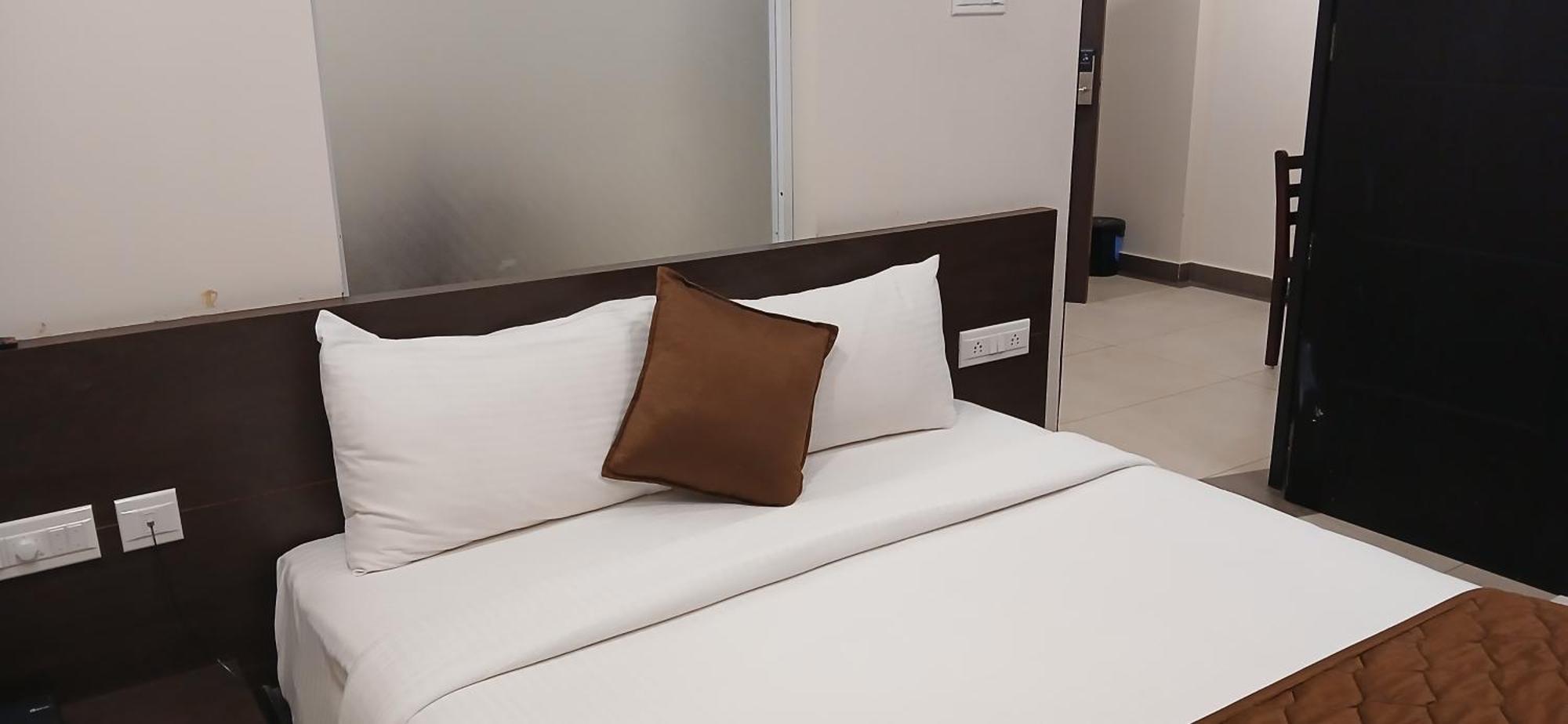 Hotel Pankaj Residency กูรูวาเยอร์ ภายนอก รูปภาพ
